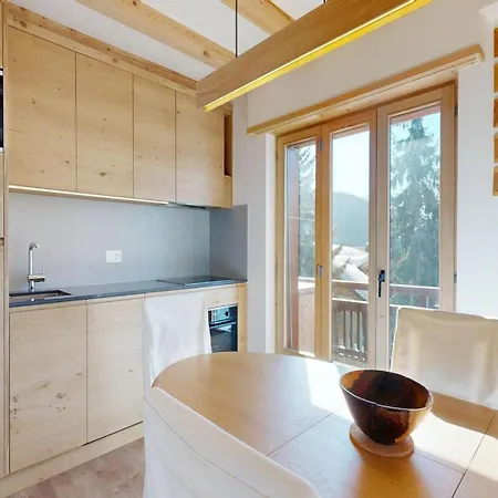 Alpine Charm And Modern Comfort In Lägenhet