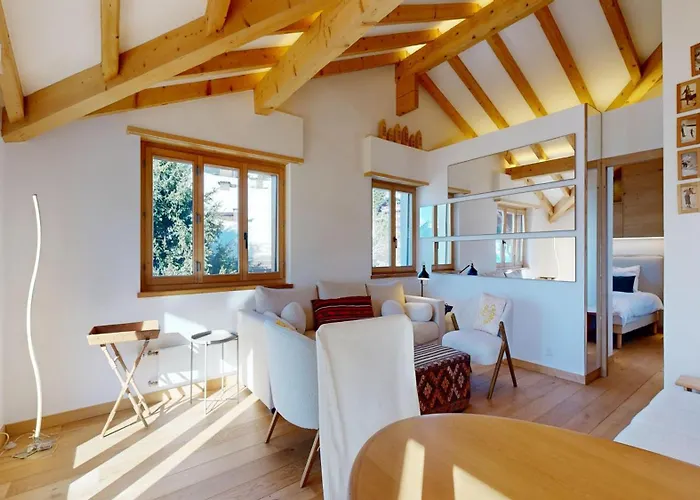 아파트 Alpine Charm And Modern Comfort In